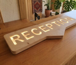 ahşap ışıklı reception tabelası